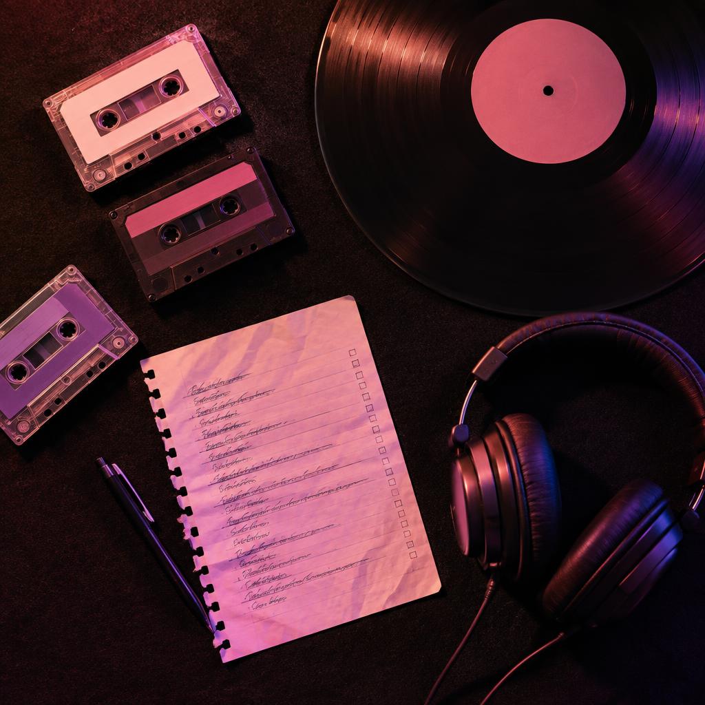 Casetes, vinilo y escaleta