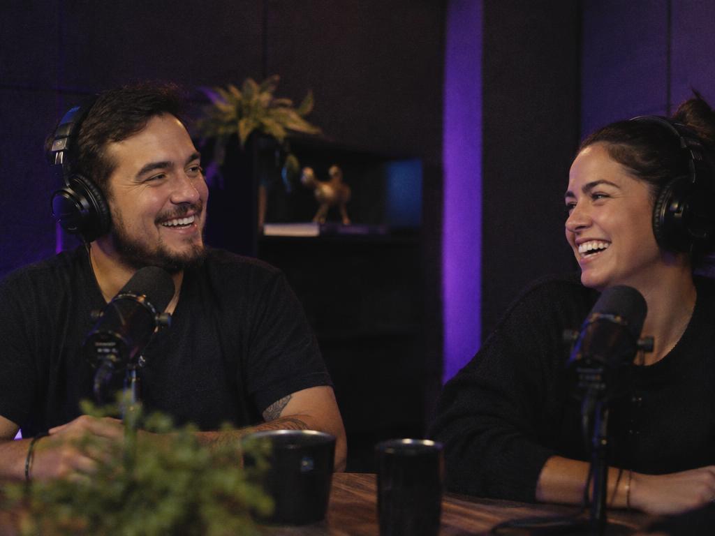 Conductores riendo durante una entrevista